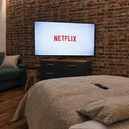 Irena Lux Family Centrum - Free Parking, Netflix Cinema, 2 Queen Beds * Вроцлав
