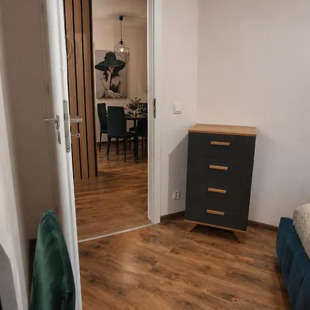 Irena Lux Family Centrum - Free Parking, Netflix Cinema, 2 Queen Beds Vratislav