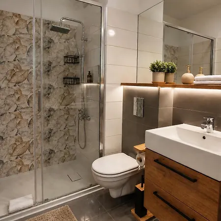 Апартаменти Irena Lux Family Centrum - Free Parking, Netflix Cinema, 2 Queen Beds Вроцлав
